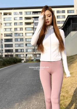 76135逛街的紧身瑜伽裤长腿美女视频