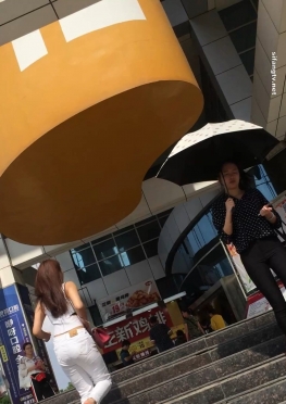 58477上台阶的白色热裤翘臀大白腿长腿美女视频