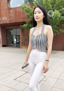 72361逛街的白色紧身裤大长腿美女视频