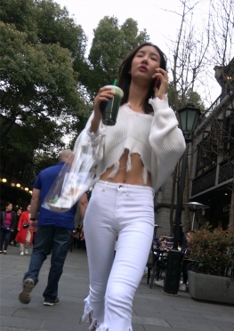 75072-75073逛街的白色紧身裤长腿美女视频