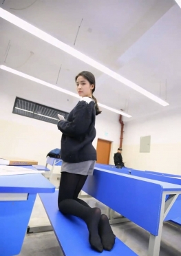 75660在教室里扭来扭曲的厚黑美妹大长腿美足小姐姐视频