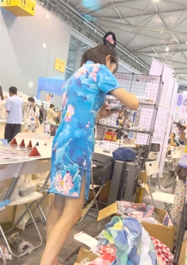 67067穿旗袍的大白腿长腿小姐姐视频