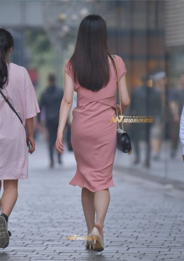 街拍笑的好甜的粉色长裙美女套图