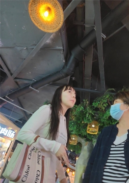 68140逛商场和朋友交谈的超短包裙大长腿女孩视频