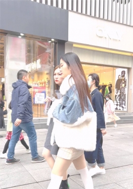 68512逛街的短裙白丝足长腿女孩视频
