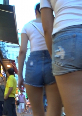 59136身材丰满的紧身牛仔热裤翘臀美女和闺蜜逛街视频，性感紧致短裤美臀长腿女孩