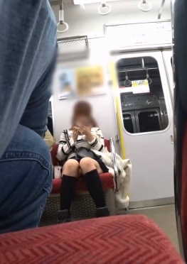 68020乘坐地铁坐在对面的短裙白腿小姐姐视频