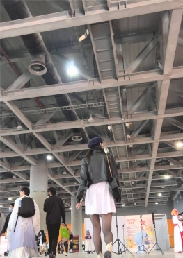 68653走路回家的白色短裙黑丝长腿女孩子视频