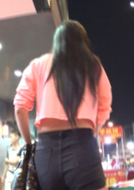 58819逛街的白色紧身裤翘臀美女和热裤美腿女孩视频