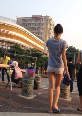 59178过马路的白色紧身热裤翘臀细长腿美女视频，性感紧致短裤美腿美臀女孩