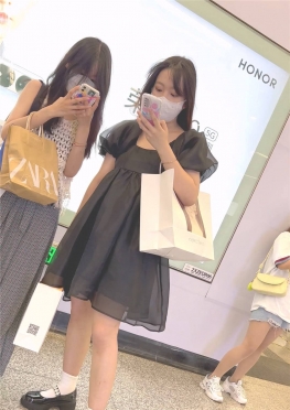 68616陪着同学逛街的短裙小皮鞋长腿女孩视频