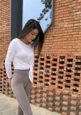 76009逛街的灰色紧身裤瑜伽裤大长腿美女视频