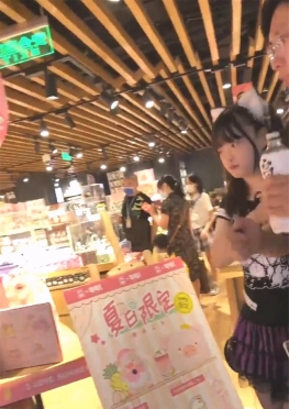 67320逛商场的黑色网袜可爱小姐姐视频