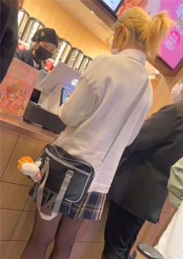 68647排队买东西的jk短裙黑丝长腿小姐姐视频