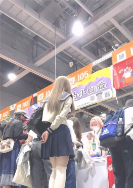 68786逛展会的jk短裙白袜大长腿女孩子视频