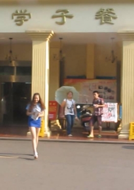 70366-70374和学妹在公园里拍照短裙肉丝足长腿美女视频