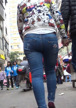 59722逛街的蓝色紧身牛仔裤翘臀长腿美女视频