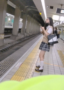 68219地铁上坐在对面的jk短裙长腿美女同学视频