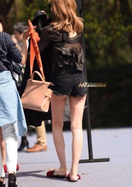 这种热裤就是这样子吗？街拍超短牛仔热裤大白腿长腿美女