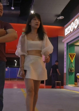 71158逛街的白色短裙长腿小姐姐视频