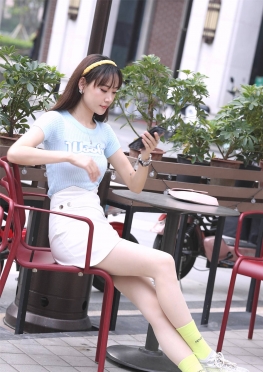 74734-74743大街上换袜子的短裙大长腿清纯美女视频