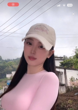 75537-75542路边玩耍的蓝色紧身牛仔裤长腿美女视频