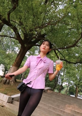 69933-瞒着男朋友出来拍照的紧身裤美女，短裙白丝女孩视频