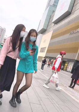 68712戴着口罩逛街的黑丝大长腿小姐姐小姐姐视频