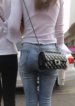 75113-75115逛街的紧身牛仔裤长腿美女视频