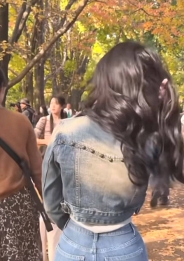 73861紧身牛仔裤长腿美女视频