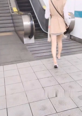 67072逛商店的短裙大长腿白腿小姐姐视频