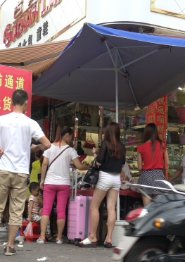 63432-63433买东西的白色紧身热裤长腿女孩视频