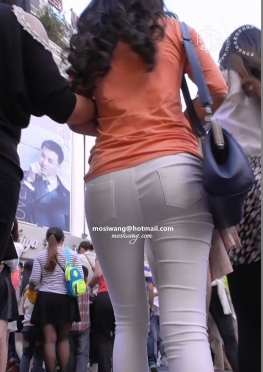 75882逛街的白色紧身裤小姐姐视频