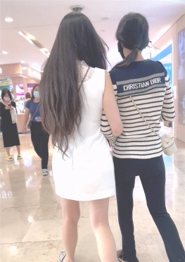 68447和闺蜜逛街的短裙长腿女孩视频