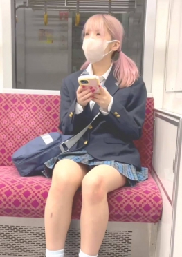 68356扎着双马尾的jk短裙小姐姐女同学回家乘坐地铁视频