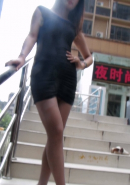70106-70113在楼梯上换装的肉丝足长腿美女视频