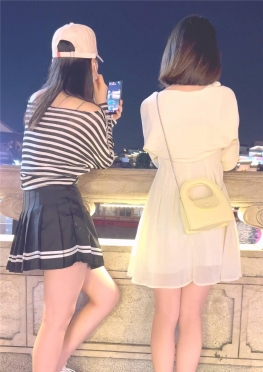68744倚在栏杆看江景的两位短裙大白腿小姐姐视频