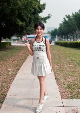 2572白色BZQ羽毛球【341P】球场边换肉丝足的百褶裙长腿女孩