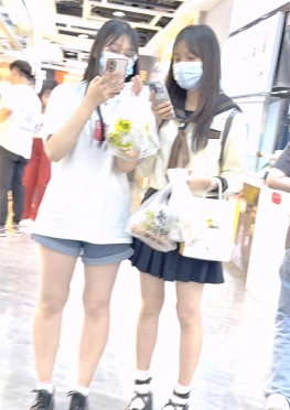 69196和闺蜜一起逛街的jk短裙长腿小姐姐视频