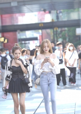 62521非常好看的紧身牛仔裤长腿完美女孩视频