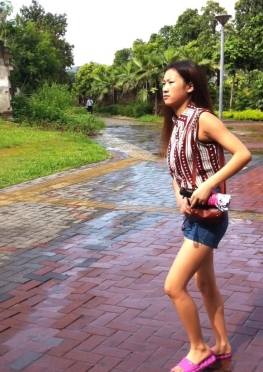 59140早上去教室上课的牛仔热裤大白腿美女视频