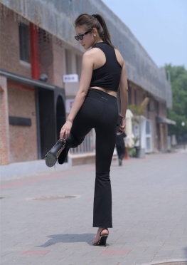 72557身材高挑的黑色紧身裤长腿美足美女视频