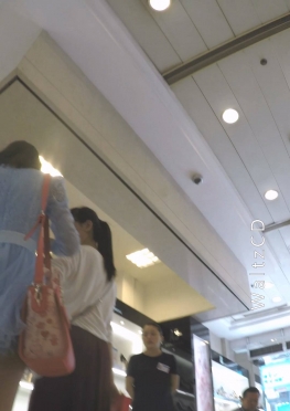 69417逛店的短裙长腿女孩视频