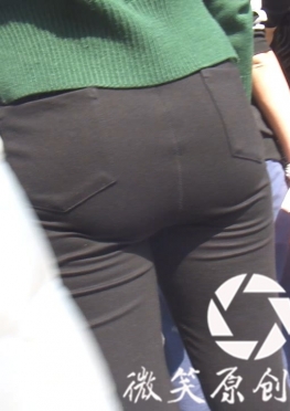 58807逛街的黑色紧身裤长腿美女视频