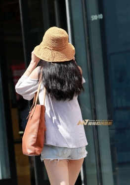 girls can do anything 逛街的牛仔热裤短裤长腿美女图