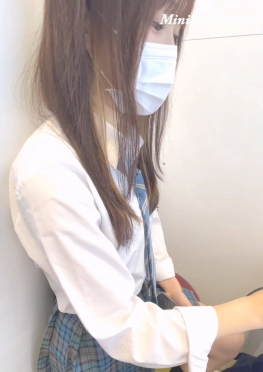 68319在店里蹲着选东西的jk短裙长腿小姐姐视频