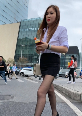 72856穿着短裙开档黑丝的长腿表姐喊我出去逛街视频