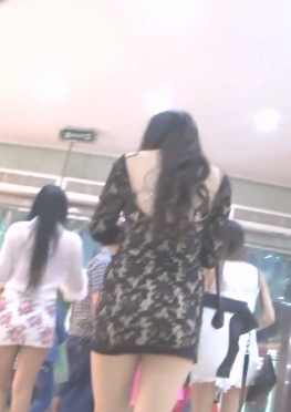 68437和闺蜜逛街的超短包裙长腿小姐姐视频