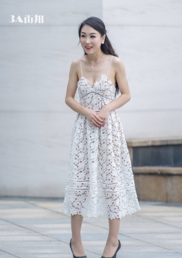 街拍抹胸吊带裙大长腿高跟鞋美女图片