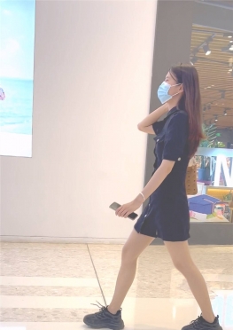 68467逛商场累了坐下来休息的短裙肉丝足长腿女孩视频